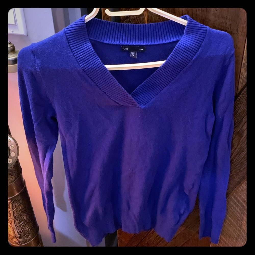 GAP V-neck sweater